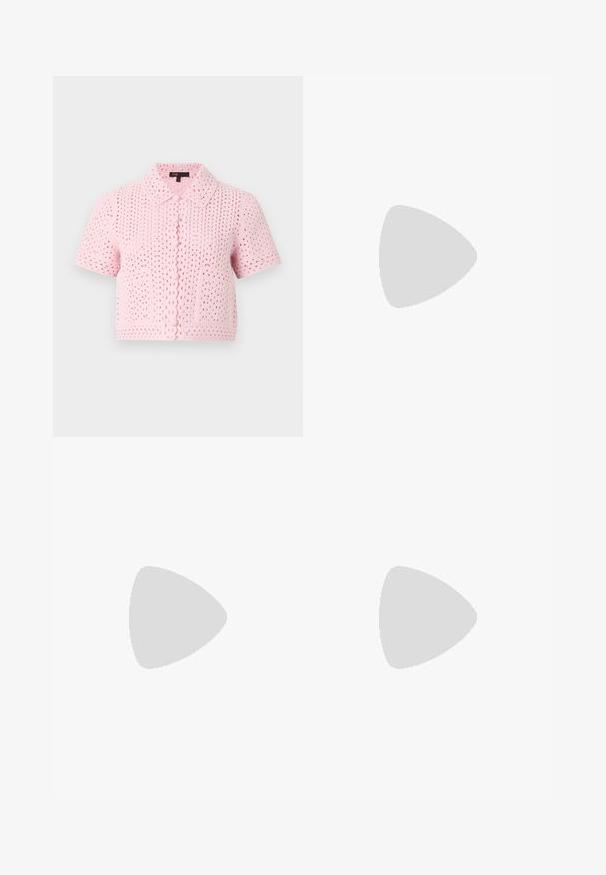 Cardigan rose à manches courtes en crochet avec col, boutons sur le devant et deux poches avant, présenté sur un fond gris clair.; Haut noir sans manches côtelé avec larges bretelles et détail en dentelle florale blanche autour du décolleté et du haut de la poitrine.; Jean en denim bleu taille haute à jambes larges, avec poches plaquées à l'avant, passants pour ceinture, fermeture par bouton et zip.; Sandales à strapes en cuir verni noir avec un bout carré et un petit talon carré. Présente des accessoires en métal doré et des brides de cheville réglables.