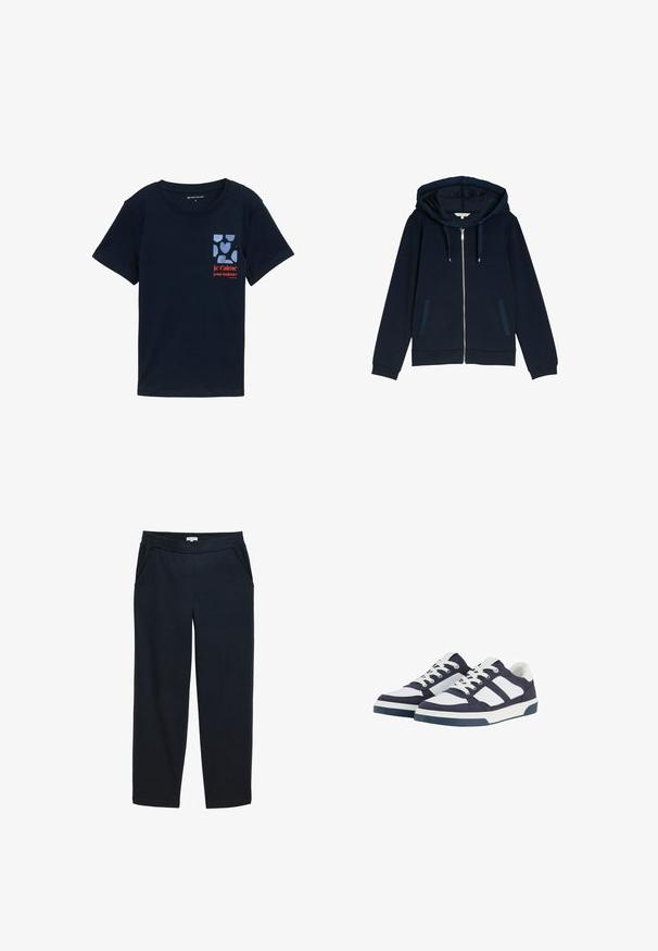 Marineblauwe rits hoodie met koordjes, twee voorzakken en ribgebreide manchetten en zoom, getoond op een witte achtergrond.; Marineblauw katoenen T-shirt met korte mouwen, voorzien van een borstzakbedrukking met blauwe hartjes en rode tekst met de woorden "je t'aime pour toujours."; Donkerblauwe wijde broek gemaakt van textiel met structuur. Voorzien van een elastische tailleband en zijzakken. Rechte snit.; Marineblauwe en witte canvas sneakers met een laag ontwerp, voorzien van vetersluiting, rubberen zolen en contrasterende gestreepte accenten.