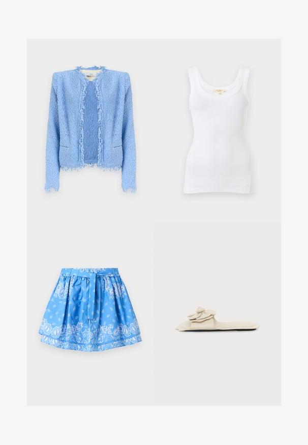 Veste pour femme bleu clair texturée à ouverture devant sans fermeture, avec bords effilochés sur le col, les poignets, l'ouverture avant et l'ourlet, dotée de manches longues.; Débardeur blanc côtelé sans manches avec encolure dégagée, présenté à plat sur un fond clair.; Jupe bleue à plusieurs couches avec des motifs paisley et floraux blancs, avec une ceinture en tissu nouée à la taille.; Sandale plate beige avec décoration florale en couches sur la bride et une semelle lisse sur fond blanc.