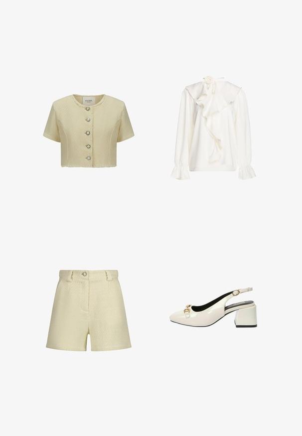 Korte mouwen, cropped jasje in een gestructureerde crèmekleurige stof met vijf parelachtige knopen en een ronde halslijn met rafelranden.; Witte blouse met lange mouwen met ruches aan de kraag en manchetten, met een grote asymmetrische ruche en een stoffen roosdetail bij de hals.; Crème-kleurige shorts van gestructureerde stof met een subtiel patroon, voorzien van een sluiting met een knoop aan de voorkant en zijzakken.; Witte slingback pump van lakleer met een vierkante hak, voorzien van een gouden accentgesp aan de voorkant en een zwarte zool.