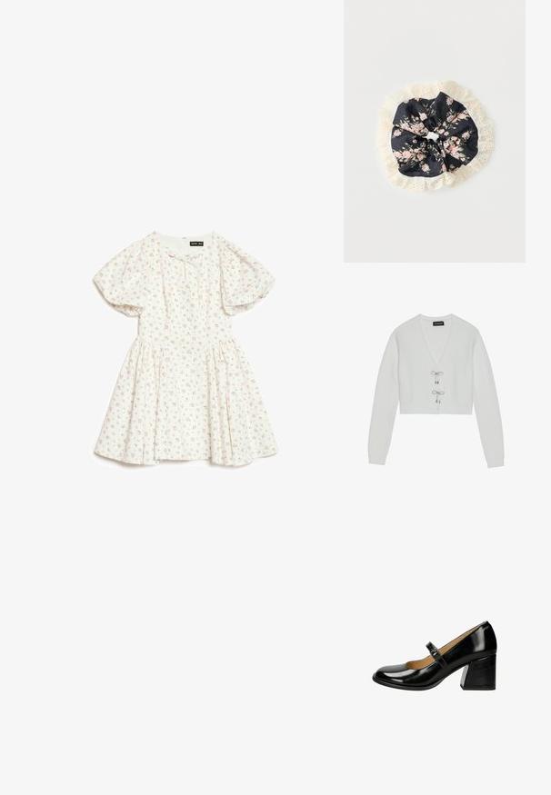 Even&Odd by Zalando Vest - 001 - white; Witte jurk met korte mouwen en pofmouwen, met een kleine roze bloemenprint, een geplooide taille en een ronde halslijn met een klein strikje.; Zwarte laklederen Mary Jane-schoen met blokhak en verstelbare gesp, zijaanzicht op witte achtergrond.; Zwarte stoffen scrunchie met roze en groene bloemenprint, omringd door een crème kanten rand met oogjesdetails, op een witte achtergrond.