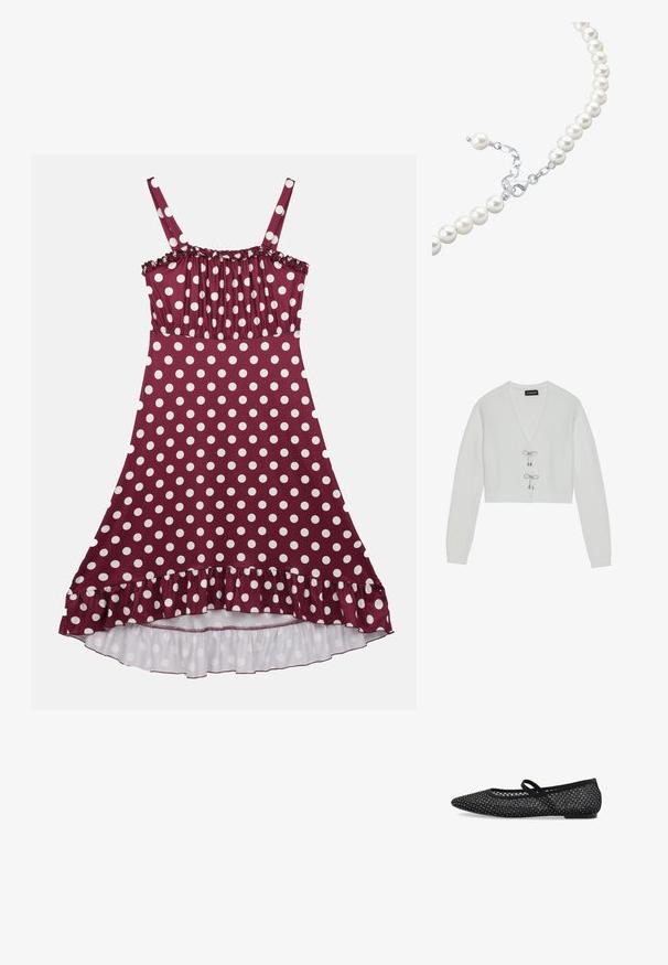 Even&Odd by Zalando Gilet - 001 - white; Robe bordeaux à pois blancs, dotée de fines bretelles, d'un corsage en volants et d'un ourlet évasé avec une accent en volants blancs au bas.; Chaussure plate noire avec un design à bout pointu, tige en maille avec des accents en strass, et une fine bride pour un maintien sécurisé. Semelle plate.; Collier en perles blanches avec un fermoir en argent, comportant une série de perles rondes et une petite chaîne d'extension pour un ajustement de la longueur.