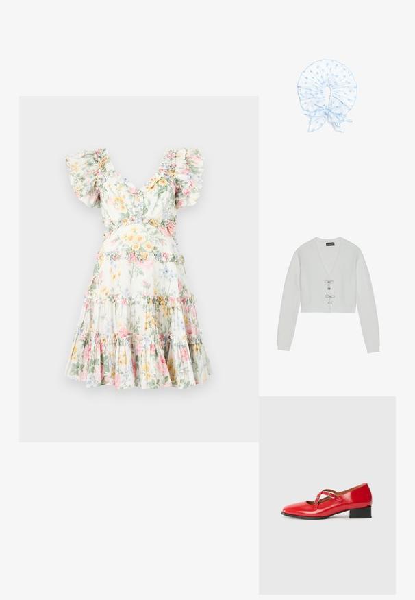 Even&Odd by Zalando Cardigan - 001 - white; Blomstret kjole i let stof, med flæset ærmer, dyb V-udskæring og lagdelt nederdel med pastelblomster og matchende flæsede detaljer.; Røde lakerede Mary Jane-sko med firkantet tå, to justerbare spænder, lille sort blokhæls og glat tekstur.; Lyseblåt polkaprikstofkrave med flæser og en bundet sløjfe foran, designet som et dekorativt halsaccessory.