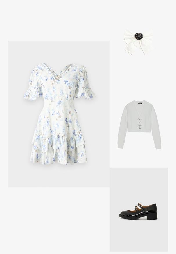 Even&Odd by Zalando Kardigán - 001 - white; Kvetinové šaty s výstrihom do V, krátkymi volánovými rukávmi, sukňou s vrstvami volánov, svetlomodrou látkou a malými modro-hnedými kvetinovými vzormi.; Čierne lakované Mary Jane topánky s dvoma nastaviteľnými remienkami, okrúhlou špičkou a hrubým gumovým podpätkom s štruktúrovaným vzorom na podrážke.; Biely látkový motýlik s čiernym stredom ružice zdobený malými striebornými korálkami na jednoduchom bielom pozadí.