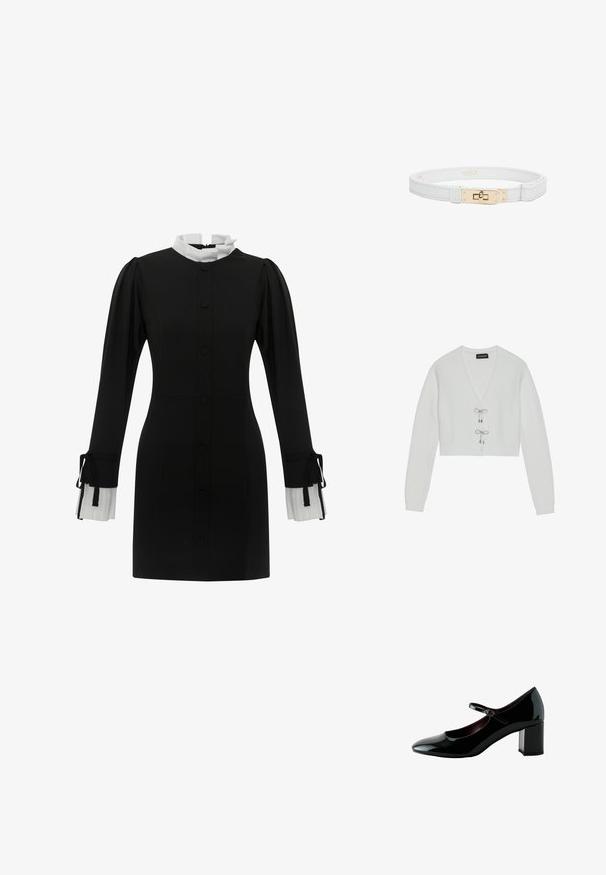 Even&Odd by Zalando Vest - 001 - white; Zwarte jurk met een hoge witte kraag, knopen aan de voorkant en lange mouwen met geplooide witte manchetten met strikjes. Gladde stofstructuur.; Zwarte lakleren Mary Jane schoen met blokhak en klein gespje bandje op witte achtergrond.; Witte leren riem met gouden metalen gesp met een rechthoekige draaivergrendeling, weergegeven tegen een witte achtergrond.