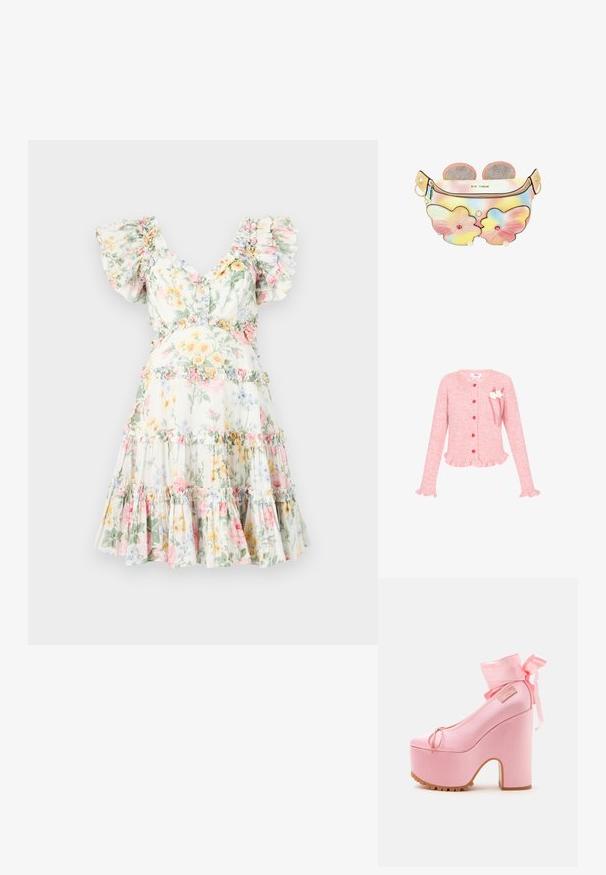 Lyserød ribbet cardigan med røde hjerteformede knapper, flæset kant og manchetter, samt dekorative hvide blomster med røde bånd på brystet.; Blomstret kjole i let stof, med flæset ærmer, dyb V-udskæring og lagdelt nederdel med pastelblomster og matchende flæsede detaljer.; Pink platform højhælet sko med tyk blokhæl, ankelbånd bundet i sløjfe og en sål med mønster.; Lille pastelfarvet tie-dye bæltetaske med lyserøde lommer formet som sommerfugle, perle- og ædelstensaccenter samt to glitrende lyserøde cirkulære ører på toppen.