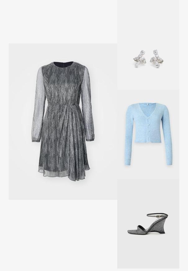 Cárdigan azul claro acanalado con mangas largas y escote en V, con cinco botones en la parte delantera y un dobladillo corto.; Vestido de manga corta con cintura ajustada, diseño plisado, tela metálica plateada y mangas largas transparentes, con escote redondo y cremallera en la parte posterior.; Sandalia de cuña con brillo plateado, puntera abierta, hebilla dorada en el tobillo, vista lateral sobre fondo claro liso.; Pendientes de tono plateado con piedras transparentes y brillantes en varias formas, incluyendo redondas y marquesas, dispuestas en un diseño floral.