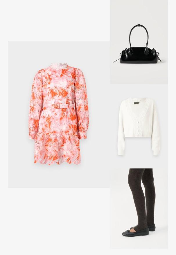 Cardigan court blanc, texture douce, bordure en dentelle festonnée le long de l'encolure, quatre petits boutons, manches longues.; Robe à manches courtes en imprimé floral orange et rose avec col en dentelle, ourlet volanté et taille ajustée avec détail de ceinture.; Jambes portant des leggings côtelés foncés associés à des ballerines noires avec de petits détails en nœud sur fond blanc.; Petit sac à main noir brillant avec deux longues anses et des détails à cordon sur les côtés sur un fond clair uni.