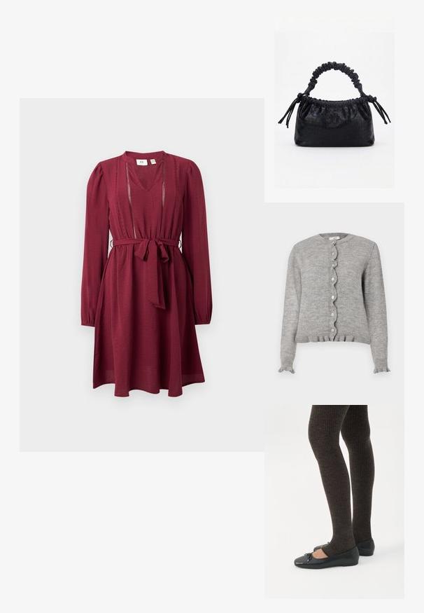 Graue Strickjacke mit runder Ausschnittkante, gewelltem Knopfverschluss und Rüschensaum. Mit kleinen rosa Knöpfen und geripptem Saum.; Bordeauxfarbenes Kleid mit langen Ärmeln, V-Ausschnitt, taillierter Taille und Bindegürtel; hat zarte Stickerei am Ausschnitt. Glatte Stoffstruktur.; Beine in dunklen, gerippten Leggings kombiniert mit schwarzen Ballerinas mit kleinen Schleifendetails auf weißem Hintergrund.; Schwarze Handtasche mit Krokodilstruktur, gerafftem oberen Rand, zusammengezogenem Griff und Zugkordeln mit Quasten an jeder Seite vor weißem Hintergrund.