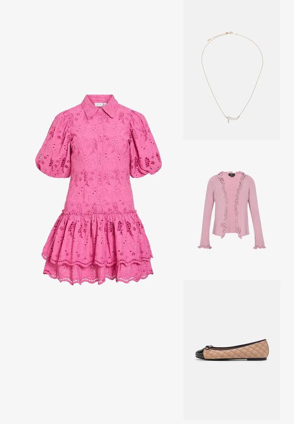 Rosa ribbet cardigan med en rynket kant langs udskæringen og manchetterne. Lange ærmer med en tætsiddende design. Blød tekstur.; Rosa kort kjole med ballonærmer, blomsterbroderi med hulmønster, knapper foran, krave og fleretags flæsekant.; Pretty Ballerinas Ballerinasko - black/beige; Guldkæde med fire hvide perler og en lille hængende krystalaccent, designet med en delikat og minimalistisk æstetik.