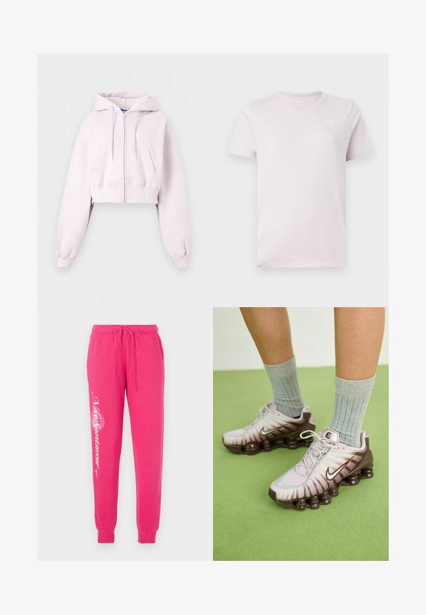 Lichtroze cropped zip-up hoodie met voorzakken, capuchon met trekkoord en geribbelde manchetten, afgebeeld op een effen achtergrond.; Lichtroze Nike T-shirt met korte mouwen, ronde hals en klein wit Nike-logo op de linkerborst.; Roze trainingsbroeken van zacht materiaal, met een trekkoord in de taille, taps toelopende boorden en witte grafische tekst op het linkerbeen.; Nike-sneakers in lichtroze en bruin, met een gestructureerde bovenkant, gelaagd ontwerp en een dempende buitenzool met zichtbare luchtunits.
