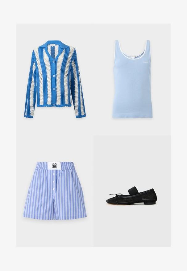 Blauw-wit gestreepte gebreide cardigan met lange mouwen, knoopsluiting aan de voorkant en een kraag, met een opengeweven patroon en een Stine Goya-label.; Lichtblauw geribd tanktop met witte bies rond de halslijn en mouwen, met een klein "Stine Goya" logo op de borst.; Blauwe en witte gestreepte shorts met een elastische tailleband, een knoopsluiting aan de voorkant en een wit logo-accent op de tailleband.; Zwarte platte schoen met een spitse neus, gemaakt van gestructureerde stof, met een strikaccent en een kleine, ronde hak. Elastische strap bij de enkel.