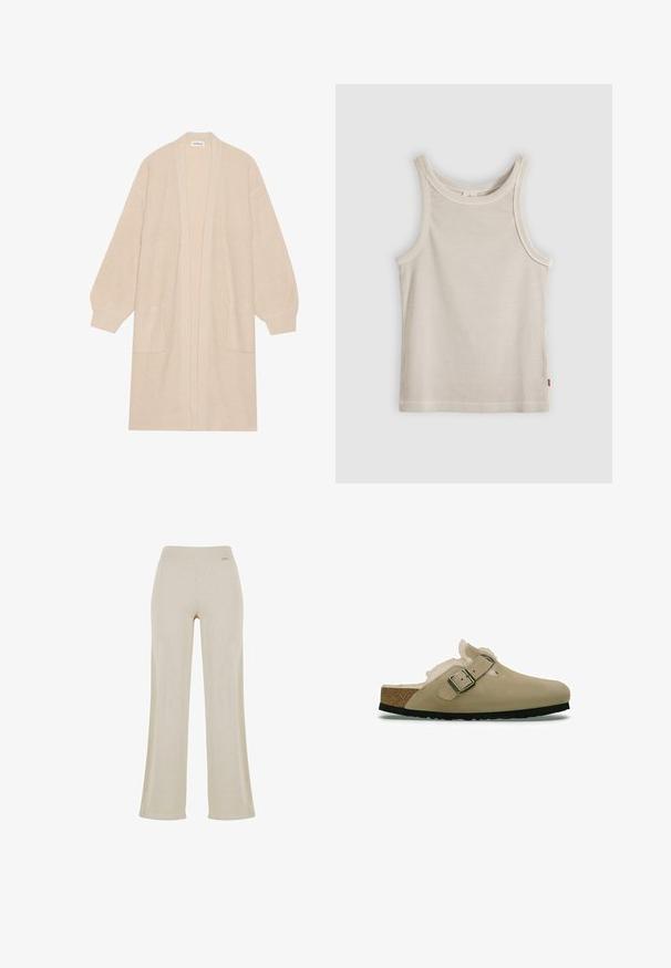 Long cardigan beige en tricot avec un devant ouvert, deux poches avant et des poignets et un ourlet côtelés.; Débardeur beige côtelé sans manches avec encolure ronde et coupe ajustée, présenté sur un fond gris.; Pantalons larges beige avec une texture en ribbed lisse, taille élastique et sans ornements visibles, offrant une silhouette décontractée.; Sabots beiges avec une tige en suède lisse, une doublure en fausse fourrure douce et une boucle sur le côté. Semelle intérieure en liège, semelle en caoutchouc noir et design de bout arrondi.