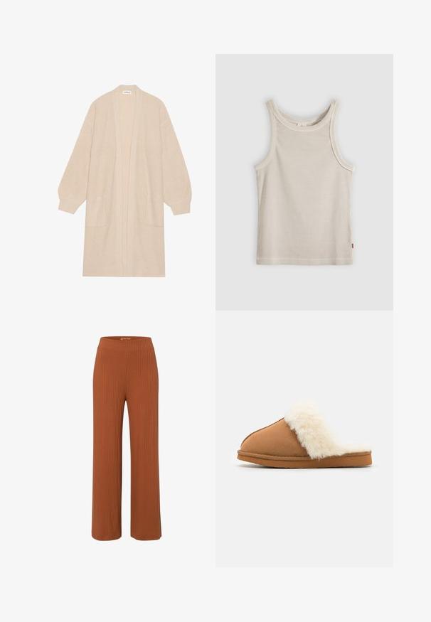 Lang beige strik cardigan med åben front, to frontlommer og ribbede manchetter og kant.; Beige ribstrikket ærmeløs tanktop med rund halsudskæring og tætsiddende pasform, vist mod en grå baggrund.; Rustfarvede bukser med vidde, lavet af ribbet stof med elastisk talje, der har en glat tekstur og en afslappet pasform.; Brune ruskindslippers med en hvid faux fur manchet, lukket tå-design, flad sål og synlige syninger langs kanterne.