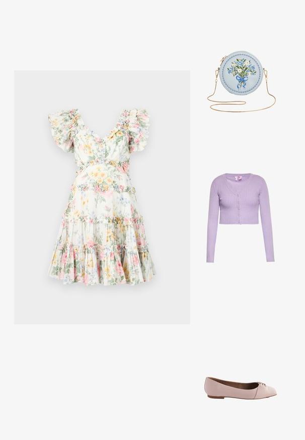 Lila geribbelde korte cardigan met lange mouwen, V-hals en vijf knopen aan de voorkant.; Bloemenjurk van lichte stof, met ruches mouwen, een diepe V-halslijn en een gelaagde rok met pastelbloemen en bijpassende ruches.; Lichtroze balletflat gemaakt van glad materiaal, met een ronde neus en een klein geknoopt detail op de bovenkant. Platte zool.; Ronde lichtblauwe tas met blauw-witte bloemen, vastgebonden met een blauw lint, gouden kettinghengsel en een rand met gegolfde details.