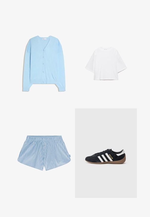 Lyseblå cardigan med knapper, V-hals og lange ærmer, vist fladt mod en hvid baggrund.; Hvid, kortærmet, løs t-shirt lavet af blød bomuld. Har rund halsudskæring og brede ærmer, med et rent, enkelt design.; Blå og hvide stribede shorts med elastisk talje, to knapper foran og en afslappet pasform. Stoffet synes glat med en let tekstur.; Sort ruskindssneaker med tre hvide striber, gummisål og et lille gyldent logo på siden. Har en glat sort foring indvendigt.