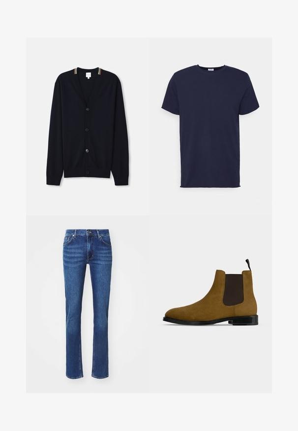 Marineblauer Cardigan mit V-Ausschnitt, fünf Knöpfen, gerippten Bündchen und einem mehrfarbigen gestreiften Rand am Kragen. Weicher Strickstoff.; Marineblaues T-Shirt mit kurzen Ärmeln aus weichem Stoff. Es hat einen Rundhalsausschnitt und einen geraden Schnitt ohne Muster oder Akzente.; Dunkelblaue Denim-Jeans mit geradem Bein, dezent ausgebleicht, fünf Taschen und Knopfverschluss. Neutrale Nähte setzen Akzente.; Brauner Chelsea-Boot aus Wildleder mit schwarzem elastischem Seitenteil, schwarzer Sohle und Zuglasche vor hellem grauem Hintergrund.