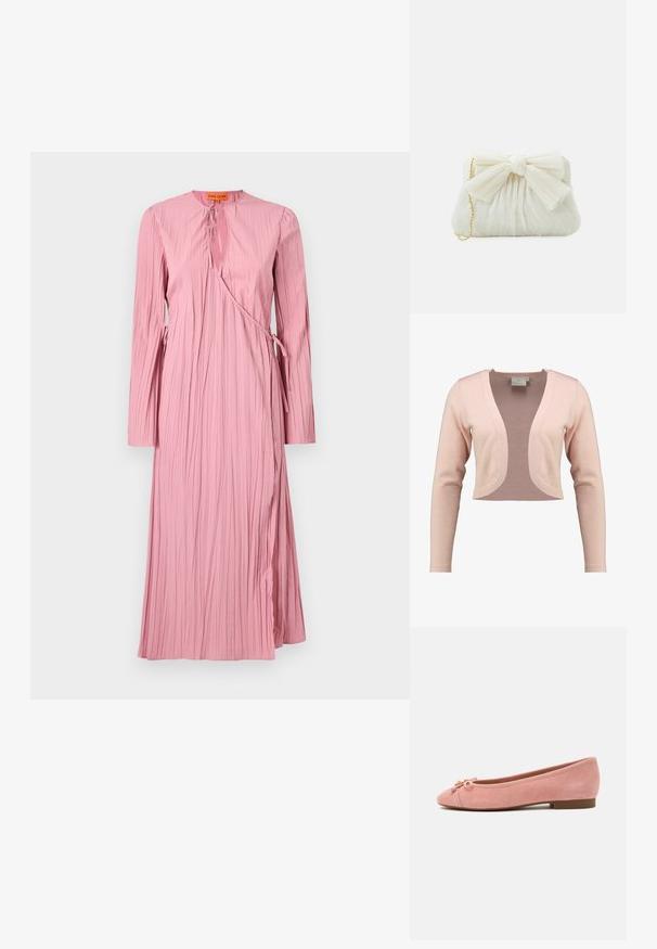 Afskåret cardigan i blød lyserød strik, med dyb V-hals og lange ærmer, i en glat tekstur og let design.; Langærmet, pink kjole med et textured, plisseret design, udskåret hals og justerbare bånd i taljen for en indpakningsstil.; Blød lyserød ruskind balletflat med lille sløjfe og gyldent accent på afrundet tå, lav hæl og glat sål.; Hvid plisseret clutch-taske med en fremtrædende sløjfedetalje og en guldkædetras. Blød tekstur med et samlet design på forsiden.