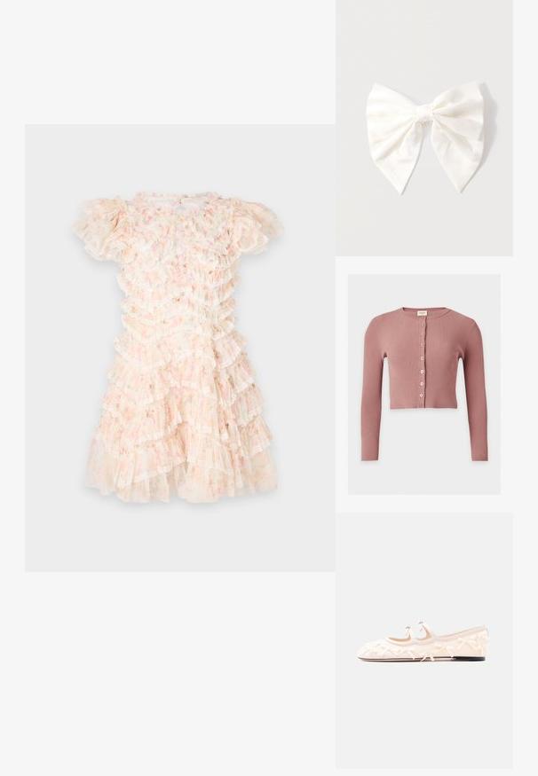 Støvrosa ribbet langærmet cropped cardigan med rund halsudskæring og syv forreste knapper.; Blomstermønstret kjole i pastelfarvet pink og crème, med lagdelte flæser og blonder detaljer. Korte puffærmer og en rund halsudskæring.; Flats i flødefarvet med to remme, prydet med små sløjfer, og en sort sål på en ensfarvet hvid baggrund.; Hårsløjfe af cremefarvet stof med en lille sølvfarvet kronevedhæng ved knuden, vist på en lysegrå baggrund.