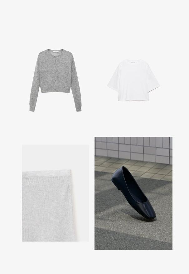 Cardigan gris court en matière douce, avec manches longues, col rond et fermeture par boutons à l'avant.; T-shirt blanc à manches courtes, coupe carrée, en coton doux. Présente un col rond et des manches larges, avec un design épuré et simple.; Gros plan d'un tissu tricoté blanc montrant des points fins et réguliers ainsi qu'un bord ourlé sur un fond clair uni.; Chaussure plate en cuir noir debout sur une surface asphaltée près du bord d'un trottoir carrelé.