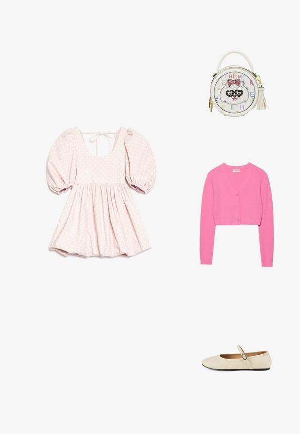 Cardigan cropped rose en tricot texturé. Présente un col en V, des manches longues et cinq boutons assortis sur le devant.; Robe rose clair à pois avec manches courtes bouffantes, encolure nouée dans le dos, taille froncée et jupe fluide.; Chaussure Mary Jane en cuir beige avec un bout pointu, une semelle plate et une seule sangle ajustable avec boucle en métal. Texture lisse.; Sac à main rond blanc avec un chien de dessin animé portant des lunettes en forme de cœur et un nœud rose, des lettres colorées éparpillées, et un porte-clés pompon blanc.