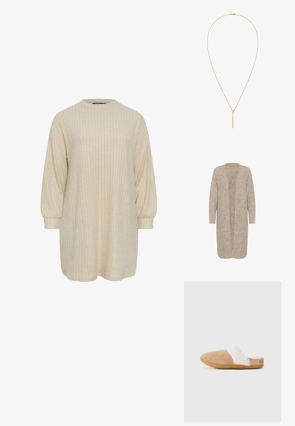Beige lang cardigan med en løs pasform, åben front og tekstureret strikmønster. Har lange ærmer og et blødt, hyggeligt materiale.; Beige ribbet kjole med høj rund halsudskæring og lange puffærmer. Blød tekstur, knælang længde og subtil vertikal mønsterdetalje.; Tannubuck slip-on tøfler med hvid fluffy foring og gummisål, vist i profilen til siden på hvid baggrund.; Elli GEO STICK LAYER - Halskæder - gold-coloured