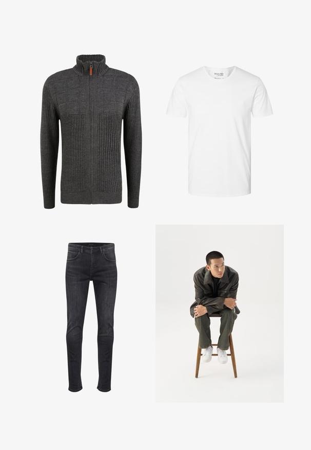 Grau gestrickter Reißverschluss-Pullover mit hohem Kragen, ausgestattet mit einem strukturierten Muster und gerippten Details an den Bündchen und dem Saum.; Schlichtes weißes Kurzarm-T-Shirt mit Rundhalsausschnitt aus Bio-Baumwolle, Marke Selected Homme, Größe Large.; Hoch sitzende Skinny-Jeans aus dunkelgrauem Denim, mit seitlichen und hinteren Taschen, einem vorderen Knopfverschluss und dezenten Ausbleichdetails.; Junger Mann in dunkler Lederjacke und Jeans sitzt auf einem Holzstuhl, lehnt sich mit verschränkten Armen nach vorne und schaut seitlich vor weißem Hintergrund.