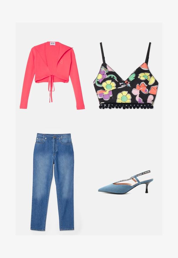 Pull côtelé court en rose vif, avec des manches longues et un nœud à l'avant. L'étiquette indique "Moschino Jeans" à l'intérieur.; Bralette à imprimé floral multicolore sur fond noir, avec des bonnets triangulaires et une finition en pompons noirs en bas. Bandes réglables incluses.; Jean en denim bleu avec une coupe droite, cinq poches, accents en métal doré et décoloration subtile près des genoux.; Escarpin slingback bleu à bout pointu et talon kitten avec bride noire comportant le texte blanc « Love Moschino » sur fond clair.