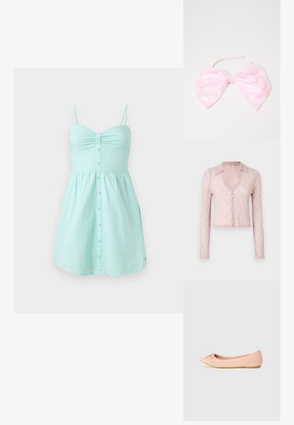 Cardigan en dentelle rose clair à manches longues, avec un col et un décolleté en V, comportant cinq boutons sur le devant, un motif texturé et une coupe courte.; Robe bleu clair sans manches avec fines bretelles, poitrine froncée et détail boutonné sur le devant, longueur au genou avec jupe évasée en A.; Ballerine en matériau synthétique rose clair avec un bout arrondi, ornée d'un petit nœud et d'une semelle flexible.; Accessoire capillaire rose et brillant en forme de grand nœud, avec une texture lisse et une fine sangle pour le maintenir en place.