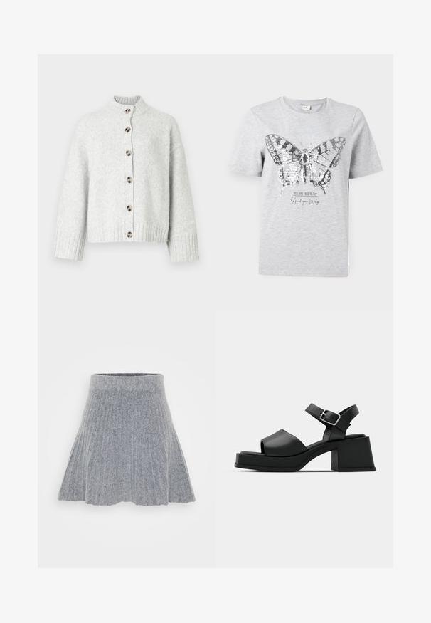 Lysegrå strikket cardigan med høj krave, knaplukning foran, ribstrikkede manchetter og kant samt runde brune knapper.; Grå bomulds T-shirt med et sommerfuglegrafik og pailletdetaljer. Teksten nedenfor lyder "DU ER FRIE TIL AT FLYVE Spred dine vinger."; Grå, plissert nederdel lavet af blød stof. Har en høj talje og en udvidet form, med en glat tekstur og en subtil meleret mønster.; Sorte læder platform sandaler med peep-toe design, ankelrem og en kraftig firkantet hæl. Glat tekstur og minimalistisk stil.
