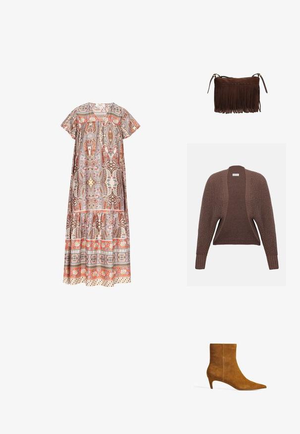 Brun cardigan med tekstureret strikdesign, åben foran og brede ærmer. Ribstrikkede manchetter og kant giver struktur. Let og åndbart stof.; Maxi-kjole i let stof med et paisley-mønster i nuancer af orange, beige og brun, med et lagdelt design og korte ærmer.; Brune ruskind ankelstøvle med spids tå og en lav kittenhæl. Designet har en glat tekstur og en sømløs overdel.; Brun ruskind skuldertaske med lange frynser og justerbare remme, lynlås lukning langs øverste kant.
