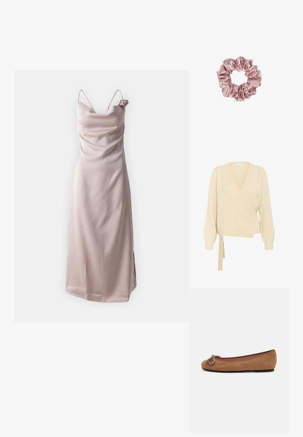 Saint Tropez LARNASZ WRAP - Vest - fog; Satin slipdress in lichtroze met dunne bandjes en een gedrapeerde halslijn, voorzien van een rozenaccent op de linkerschouder.; Bruine suède ballerina's met een ronde neus, voorzien van een decoratieve touwknopen aan de voorkant en een vlakke zool.; Roze satijnen scrunchie met kleine decoratieve kralen en een klein stoffen label op een witte achtergrond.