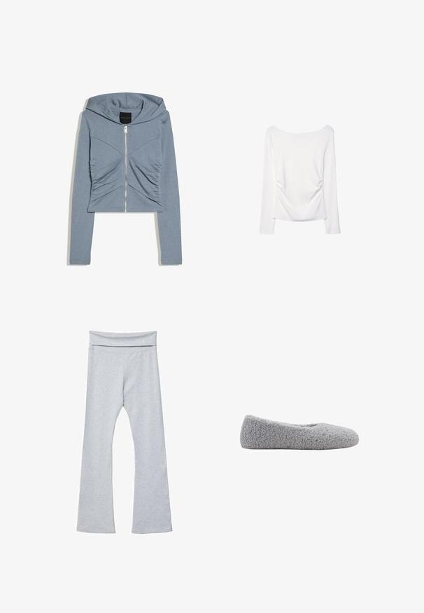 Sweat à capuche court bleu clair avec manches longues, fermeture éclair frontale, capuche et détails de tissu froncé sur la poitrine.; Haut blanc à manches longues avec un large décolleté et un détail froncé à l'arrière. Texture lisse, design ajusté.; Leggings grises évasés avec une large ceinture douce, fabriquées dans un tissu lisse et extensible. Présentent une coupe ajustée et une longueur cheville.; Chaussure plate gris flou sans lacets en tissu doux et texturé avec un bout rond et une semelle basse profilée, vue de côté.
