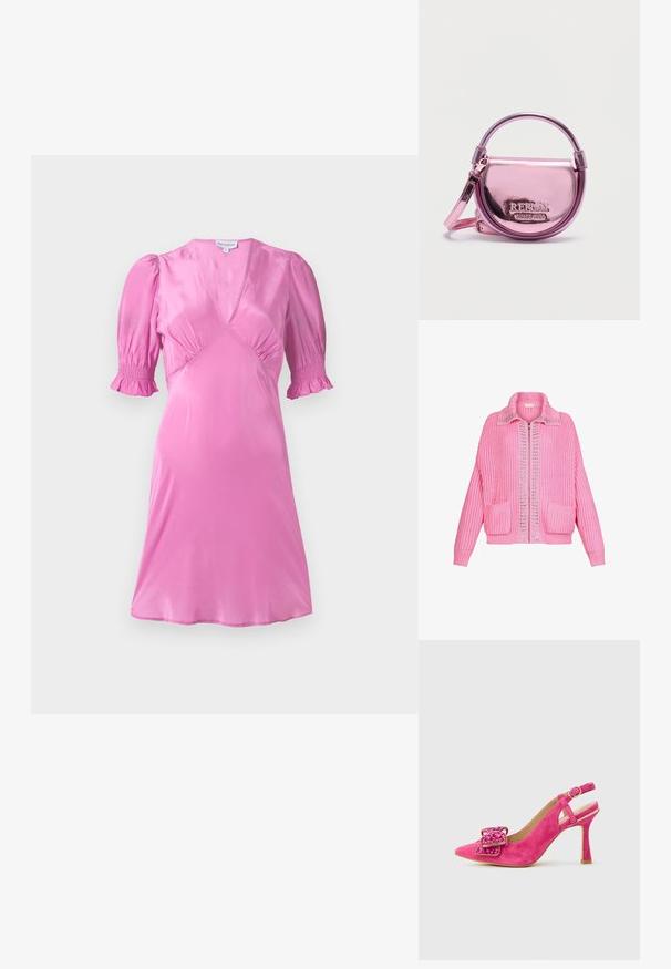 Roze gebreid vest met rits en kraag, twee zakken aan de voorkant en zilveren studs als versiering bij de ritssluiting en de kraag.; Roze satijnen jurk met korte pofmouwen, een V-halslijn en geraffineerde details bij de buste en mouwranden. Gladde, glanzende textuur.; Roze suède slingback met hoge hak, een puntige neus en versierd met een grote met kralen bezette strik aan de voorkant.; Kleine ronde metallic roze handtas met handvat bovenop en schouderriem, REPLAY-logo en "SINCE 1981" gegraveerd op de voorflap.