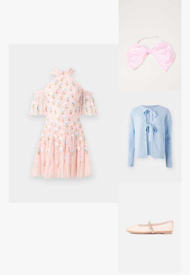 Pull en maille côtelée bleu clair avec un col rond, ouverture à l'avant avec lien de fermeture et manches longues. Texture douce avec une coupe décontractée.; Robe courte rose avec manches épaules dénudées, ornée de broderies florales bleues et roses, tissu en tulle transparent à couches, et encolure à volants.; Chaussure plate beige clair avec un bout pointu et une bride latérale avec boucle, présentée sur un fond blanc uni.; Accessoire capillaire rose et brillant en forme de grand nœud, avec une texture lisse et une fine sangle pour le maintenir en place.