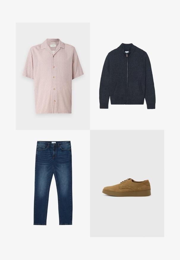 Cárdigan de punto gris oscuro con cuello alto, cremallera completa y dos bolsillos laterales. Tejido texturizado con puños y bajo acanalados.; Camisa de manga corta en rosa claro con un estampado floral geométrico. Cuenta con un cierre de botones en la parte delantera y un cuello clásico. Fabricada en un tejido suave.; Vaqueros ajustados de color azul oscuro con detalles desgastados, diseño clásico de cinco bolsillos, cierre de botón y presillas para cinturón.; Zapato casual marrón de ante con cordones y suela de goma plana, visto de lado sobre un fondo claro y liso.