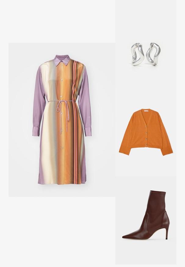 V-hals, cropped cardigan i struktureret orange stof med fem metalliske knapper foran samt ribbede manchetter og kant.; Langærmet kjole i lilla og orange gradient med knapper, bånd i taljen og lodrette striber, lavet af glat stof.; Mørkebrun læderankelstøvle med spids snude og slank høj hæl mod en ensfarvet lys baggrund.; Sølv øreringe i hoop-design med snoet mønster. Runde kanter og blank finish. Åbne lukninger for nem brug. Glat tekstur over det hele.