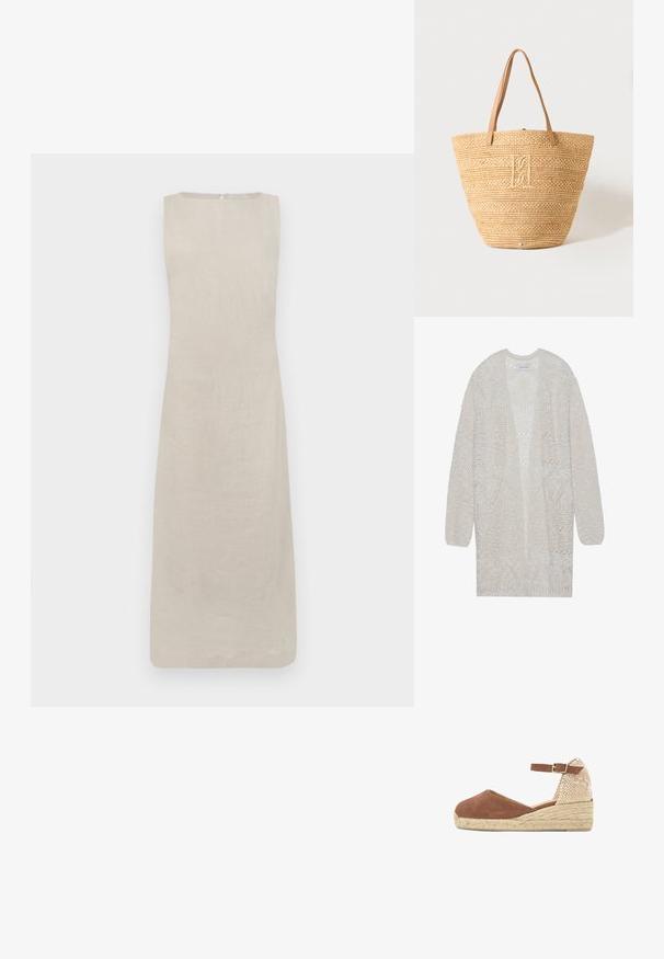 Cárdigan de punto abierto en beige claro. Presenta un patrón texturizado con formas geométricas, mangas anchas y un corte holgado.; Vestido de lino sin mangas en color beige claro, con una silueta recta y escote redondo, con una cremallera trasera oculta para el cierre.; Alpargata cuña de tela marrón con hebilla en el tobillo y tacón y plataforma de yute trenzado, vista lateral en ángulo sobre fondo blanco.; Bolsa tote beige de paja tejida con dos asas de cuero marrón claro y un monograma bordado sutil en el centro delantero.