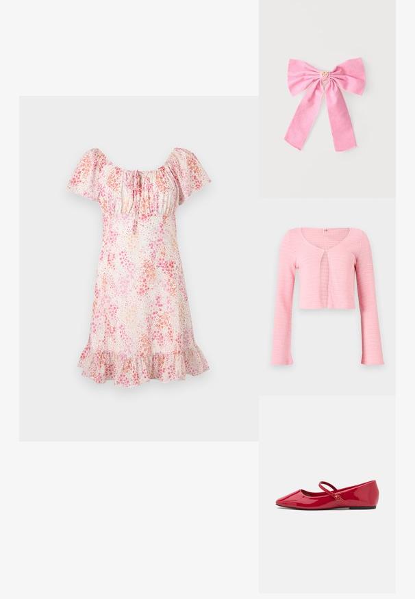 Lyserød cropped strikket cardigan med lange ærmer, rund halsudskæring og enkelt knaplukning ved brystet.; Kort blomsterkjole med pufærmer, rynket halsudskæring og flæsekant i nuancer af pink og fersken på hvid baggrund.; Røde ballerinasko i laklæder med spids snude, ankelrem og en lille rund detalje på remmen. Flad sål og glat tekstur.; Lyserødt stofsløjfe med to lange haler og en lille guldkron charm i midten, vist på en ensfarvet lys baggrund.