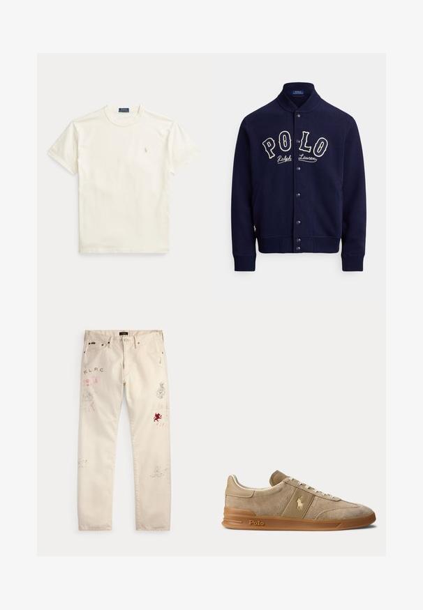 Mørkeblå sweatshirtjakke i et blødt stof med opretstående krave, frontknapper og kontrasterende hvidt broderet "POLO"-logo.; Flødefarvet bomulds-T-shirt med korte ærmer. Har et diskret broderet logo på venstre bryst og rund hals.; Beige bukser med forlommer og bæltestropper med falmede røde og sorte grafiske prints og tekstdesign på begge ben.; Beige ruskind og læder lav-top sneaker med gummisål, hvide snørebånd og Polo-logo på siden og sålen.