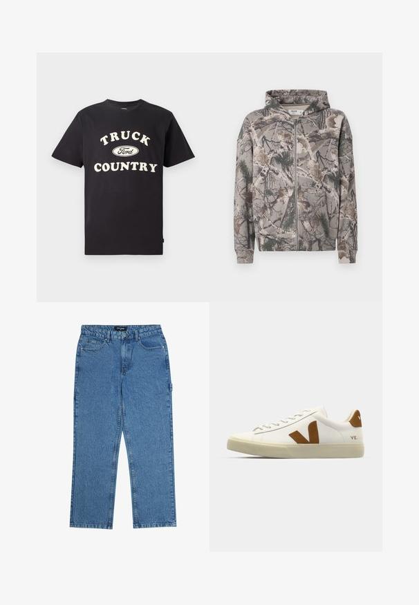 Volledige rits hoodie met vaste capuchon in camouflageprint, versierd met boomtakken, bladeren en dennennaalden in aardetinten.; Zwarte katoenen T-shirt met korte mouwen, voorzien van "TRUCK COUNTRY" in crème tekst en een Ford-logo in het midden voorop.; Blauwe spijkerbroek met een rechte pijp, met vijf zakken, een knoopsluiting en riemlussen. De stof heeft een gestructureerde afwerking.; Witte leren sneaker met een bruine suède V-logo, ronde neus, platte vetersluiting en gestructureerde buitenzool voor grip.