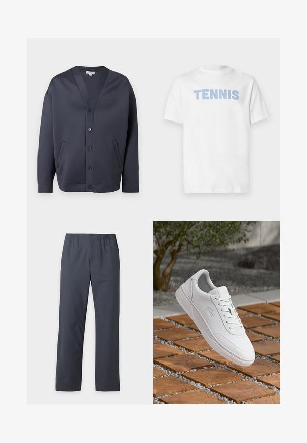 Cardigan boutonné bleu marine foncé avec col en V, deux poches latérales et petit logo brodé sur la poitrine et le poignet de la manche.; T-shirt en coton blanc à manches courtes, avec le mot « TENNIS » en lettres capitales bleu clair sur la poitrine.; Pantalon droit gris foncé avec taille élastique et fermeture par boutons à l'avant sur un fond uni clair.; Baskets blanches Lacoste avec lacets flottant au-dessus de carreaux en bois carrés et de petits cailloux gris, avec en arrière-plan un arbre flou et un mur.