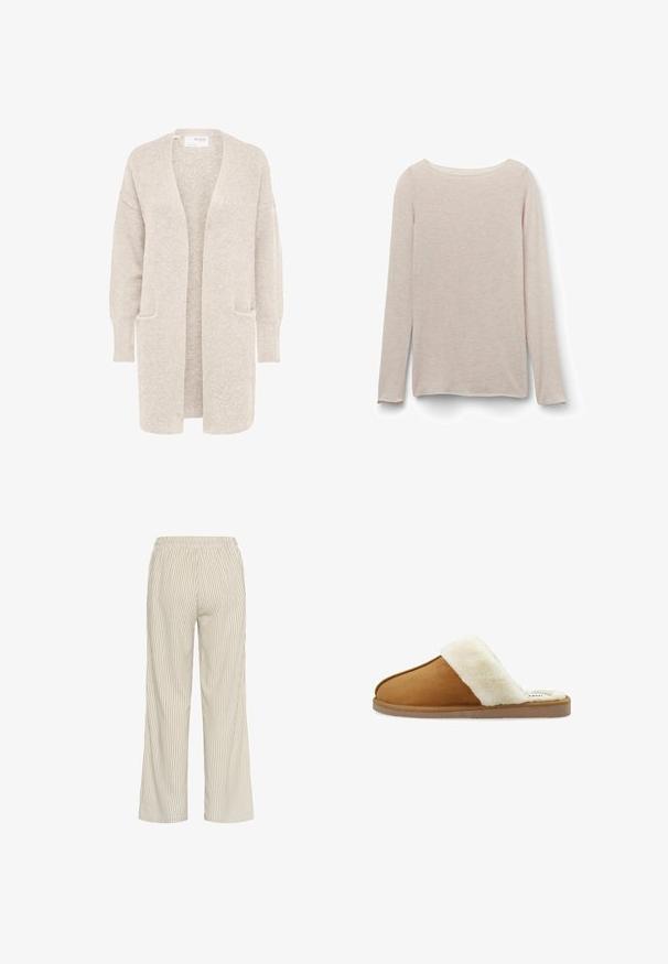 Lang beige åben cardigan med lange ærmer og to forlommer, blødt tekstureret strikstof.; Lyserød langærmet t-shirt med afslappet rund halsudskæring, lavet af blødt stof med en subtil meleret tekstur.; Lys beige stribede bukser med løs pasform, der har en elastisk talje og lodrette linjer, som skaber et tekstureret udseende.; Brune ruskinds tøfler med hvid pelskant, åben tå-design, blød tekstur og flad gummisål. Har kontrastsyning for detalje.