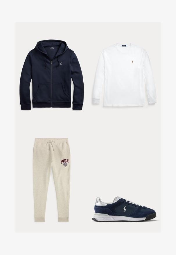 Marineblaue Kapuzenjacke mit Reißverschluss, Kordelzug, Vordertaschen und einem kleinen weißen bestickten Polo Ralph Lauren-Logo auf der linken Brust.; Weißes Langarmshirt mit Rundhalsausschnitt und kleinem besticktem Polo Ralph Lauren-Logo auf der linken Brust.; Beige Sweathose mit Kordelzug und Seitentaschen sowie rotem "POLO"-Logo und Emblem am oberen linken Oberschenkel.; Herren Polo Sneaker in Marineblau und Weiß mit Velours- und Mesh-Einsätzen, weißen Schnürsenkeln und Polo-Logo an der Seite und Ferse.