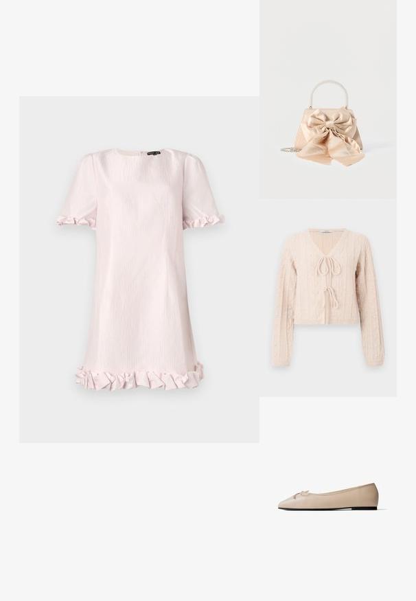 Cardigan court rose clair en tissu tricoté texturé, avec un décolleté en V et une fermeture à nouer à l'avant. Accentuée par des motifs en relief verticaux.; Robe rose courte en tissu texturé, avec de courtes manches bouffantes et un ourlet en dentelle. Encolure ronde simple avec une fermeture éclair cachée au dos.; Chaussure de ballet plate beige avec bout pointu, petit détail de nœud sur le dessus et semelle basse noire, vue de profil sur fond blanc.; Sac à main en satin beige avec un grand nœud décoratif assorti, une poignée ornée de perles et une bandoulière en chaîne argentée sur fond blanc.