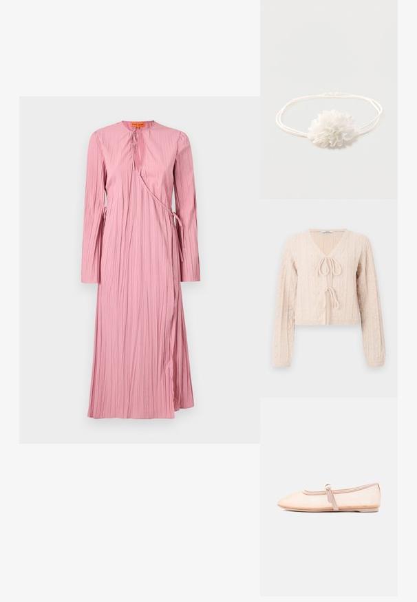 Cardigan court rose clair en tissu tricoté texturé, avec un décolleté en V et une fermeture à nouer à l'avant. Accentuée par des motifs en relief verticaux.; Robe rose à manches longues, avec un design texturé et plissé, un col en v, et des liens ajustables à la taille pour un style enveloppant.; Chaussure plate beige clair avec un bout pointu et une bride latérale avec boucle, présentée sur un fond blanc uni.; Bandeau élastique blanc avec une décoration de fleur en tissu doux centrée sur un fond uni clair.