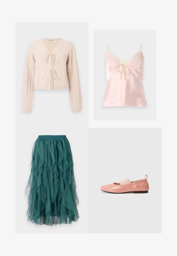 Lichtroze cropped cardigan van structuurgebreid materiaal, met een V-hals en een striksluiting aan de voorkant. Versterkt met verticale ribbelpatronen.; Lichtroze satijnen hemdje met kanten afwerking, spaghettibandjes, keyhole-halslijn en vooraan een knoopdetail.; Teal tule rok met gelaagde ruches, voorzien van een elastische tailleband en een vloeiende textuur. De stof is lichtgewicht en transparant.; Roze synthetische ballerina's met een glanzende textuur, een vierkante neus en een zachte elastische band over de wreef. Zwarte rubberen zool en een trekknop aan de achterzijde.