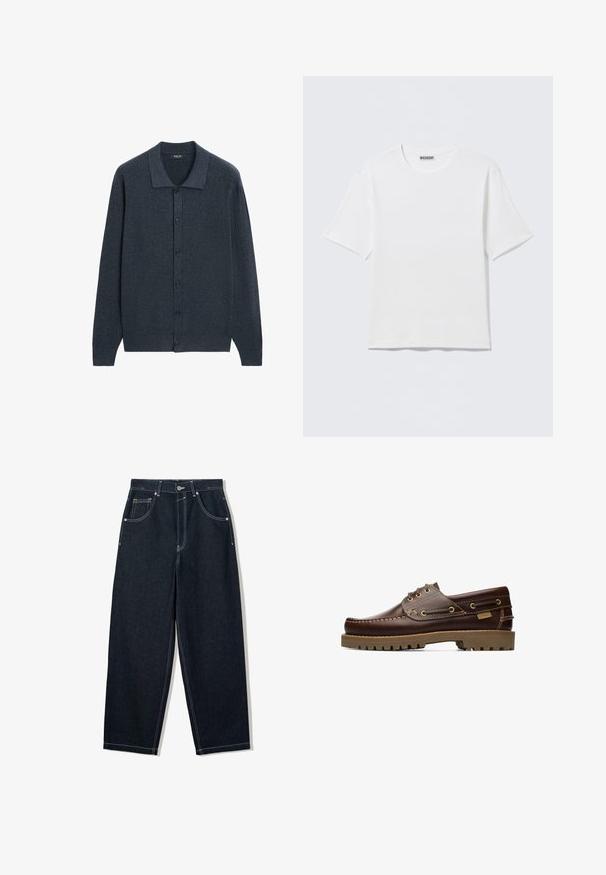 Mørkegrå ribstrikket cardigan med lange ærmer, krave og knaplukning foran.; Hvid, kortærmet t-shirt med rund hals og et lille "WEEKDAY"-mærke på indersiden af bagkraven, vist på en flad overflade.; Løsvidde, mørke denim jeans med kontrastfarvet hvid syning, fem lommer og knappelukning. Har et højt talje-design.; Brune læder snørelæderbådssko med syede detaljer og tyk gummisål, set fra siden.