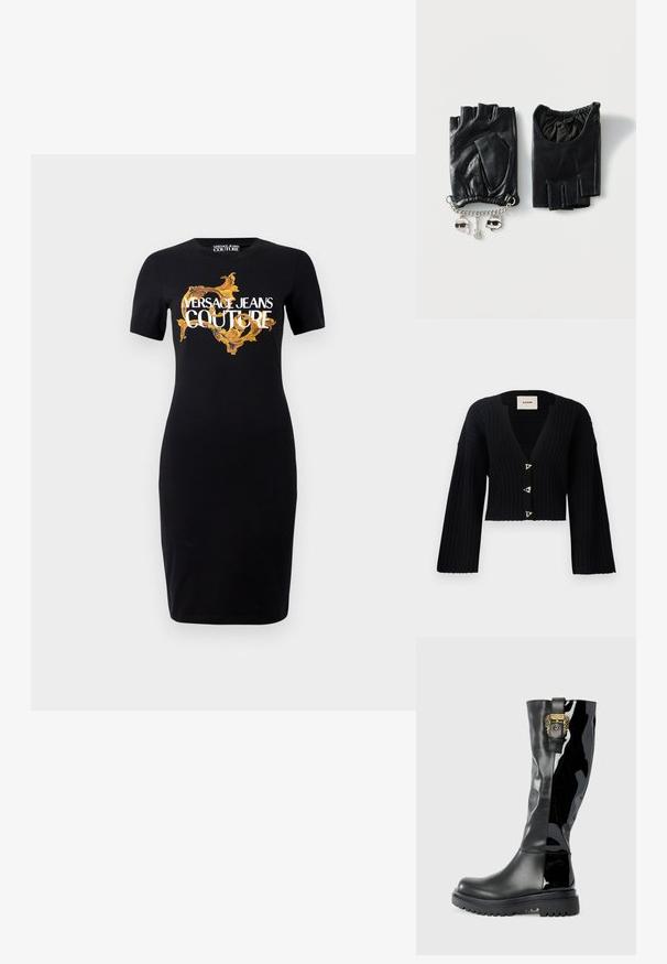 AERON MORROW - Strickjacke - black; Schwarzes, tailliertes Kleid mit kurzen Ärmeln, das das gold-weiße "VERSACE JEANS COUTURE"-Logo und komplexe goldene Muster auf der Vorderseite zeigt.; Knöchelhoche schwarze Gummistiefel mit glänzender Lackoberfläche, strukturiertem Sohlenprofil und goldenen Hardware-Details. Elegante, taillierte Silhouette.; Schwarze fingerlose Lederhandschuhe, einer mit silbernem Charm-Armband mit Gesichts-, Gitarren- und Katzenanhängern, vor weißem Hintergrund.