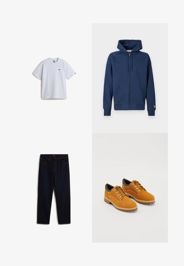 Marineblaue Zip-up-Kapuzensweatshirt aus Baumwollmischgewebe mit Kordelzugkapuze, Kängurutaschen sowie gerippten Bündchen und Saum.; Helles graues T-Shirt mit kurzen Ärmeln aus Baumwolle, das ein kleines schwarzes Logo auf der Brust und einen Rundhalsausschnitt aufweist. Einfaches Design, keine Muster.; Vans Jeans Relaxed Fit - dark blue; Braune Wildlederschuhe mit einer runden Zehenpartie, gelben Schnürsenkeln, einem gepolsterten schwarzen Kragen und Gummisohlen mit Rillen für besseren Halt.